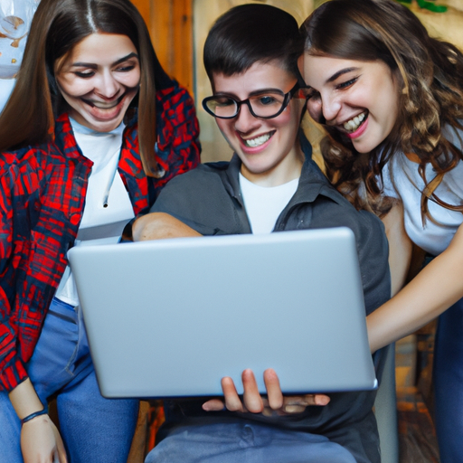 תמונה של קבוצת חברים צוחקת יחד תוך כדי שימוש במחשב נייד